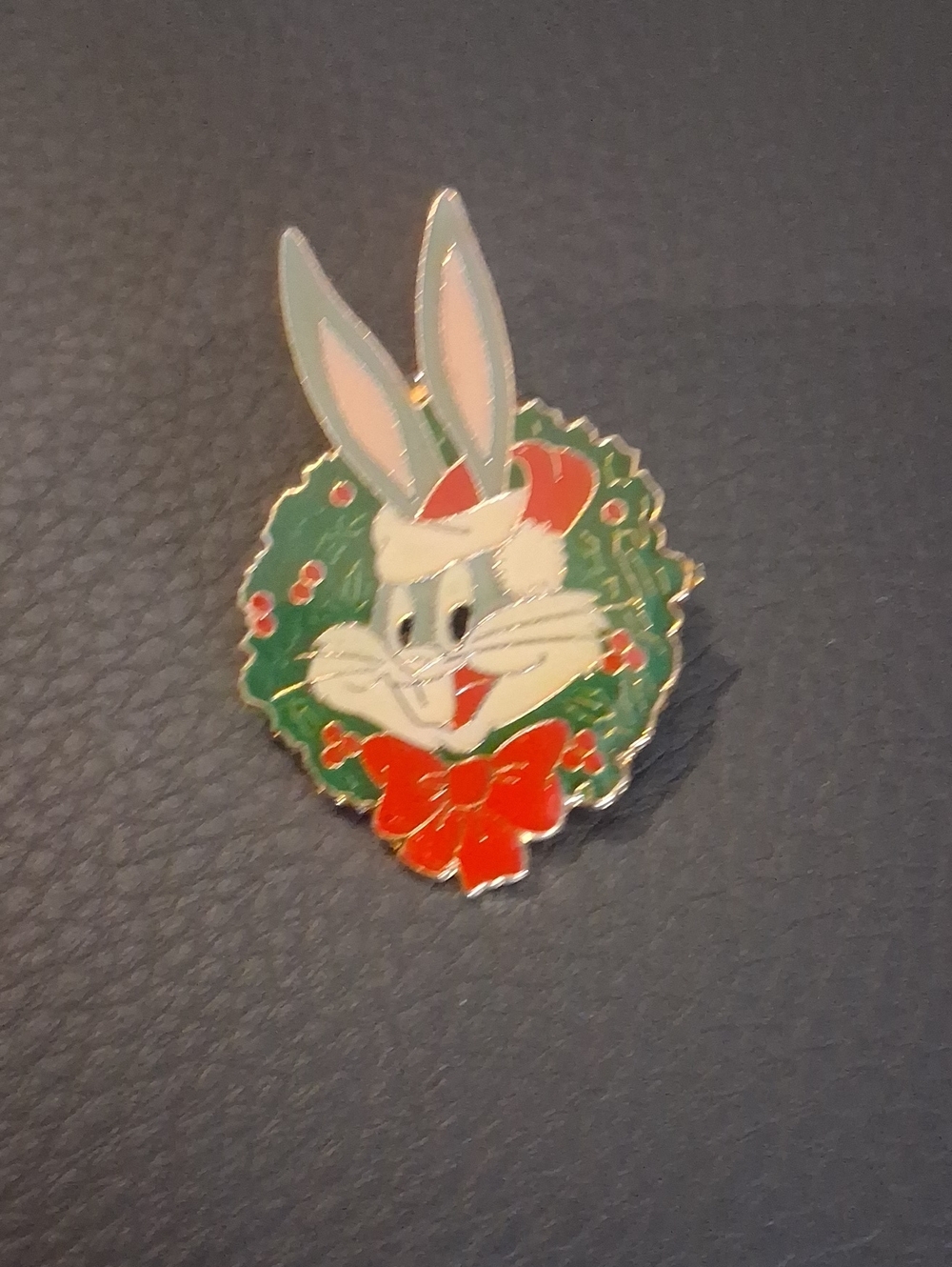 Warner Brothers bugs bunny Christmas wreath gold tone brooch collectable 1989